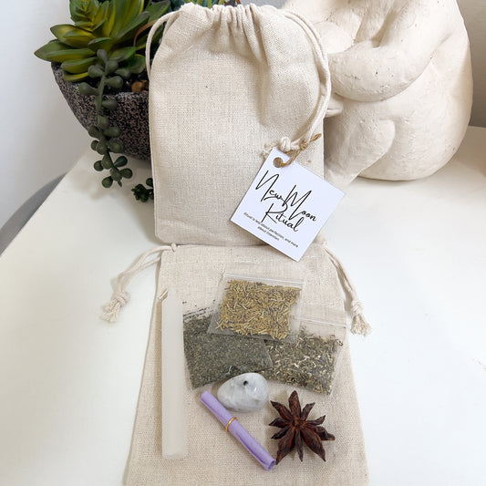 Ritual pack on packaging with drawstring bag, ritual herbs, and decorative elements on a white surface.